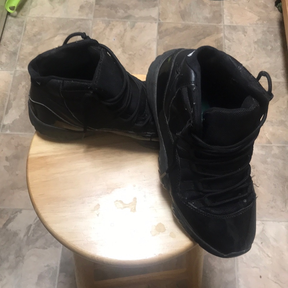 10.5 all black Jordan’s